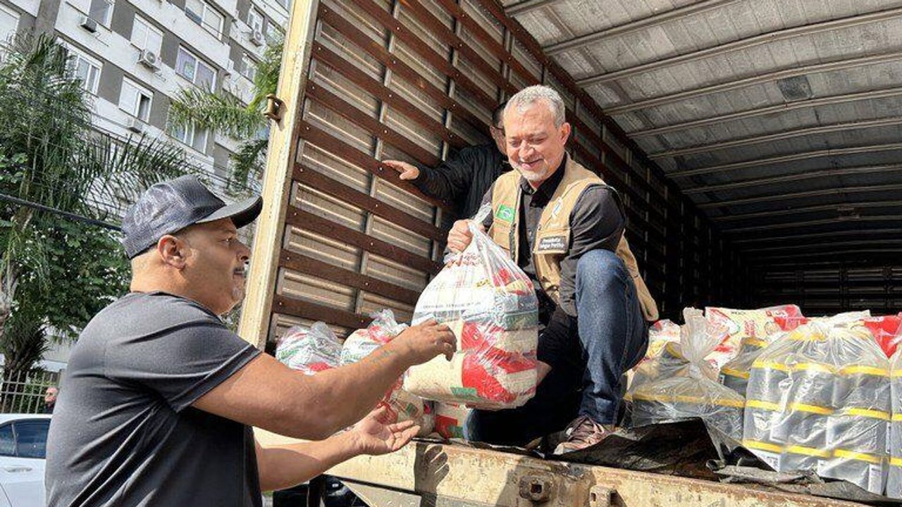 Conab distribui 68 toneladas de alimentos para vítimas das enchentes no Rio Grande do Sul