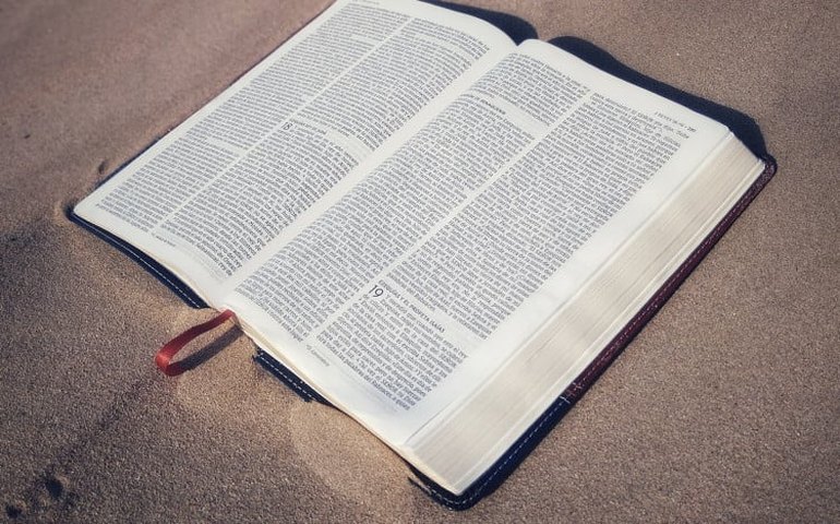 Câmara de Florianópolis aprova uso da Bíblia como recurso paradidático em escolas