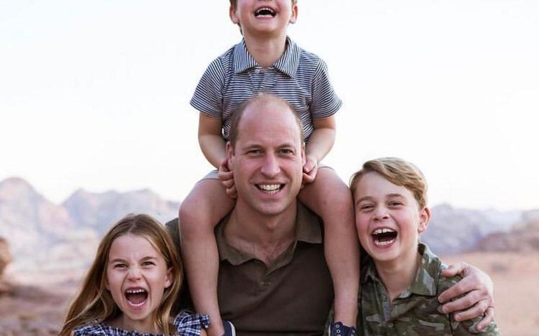 Foto inédita do príncipe William com os filhos, tirada por Kate, é publicada para celebrar dia dos pais: 'Nós te amamos'