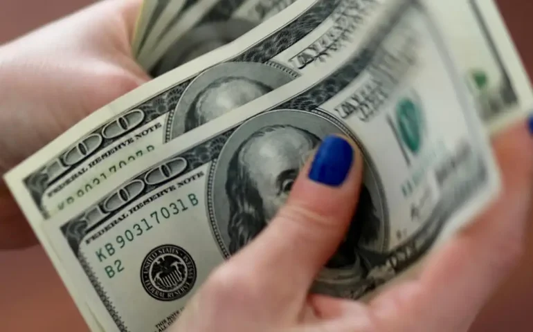 Dólar sobe em correção ao exterior após quatro quedas