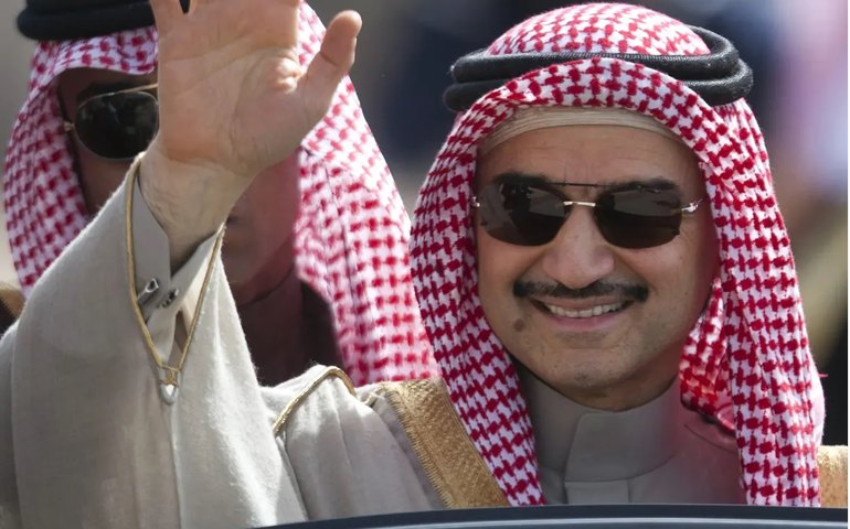 Príncipe que deu 'carona' a Neymar financia o Louvre, tem palácio com 420 quartos e investe no X