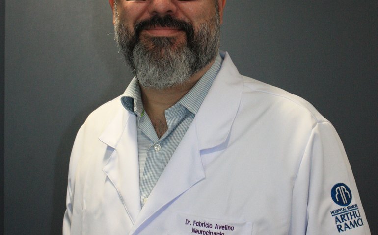 Neurocirurgião alagoano utiliza prótese americana para cirurgia de colunas