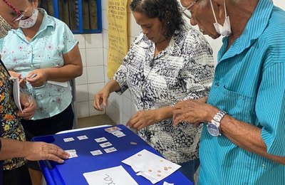 Alunos da Educação de Jovens, Adultos e Idosos aprendem matemática com sistema monetário