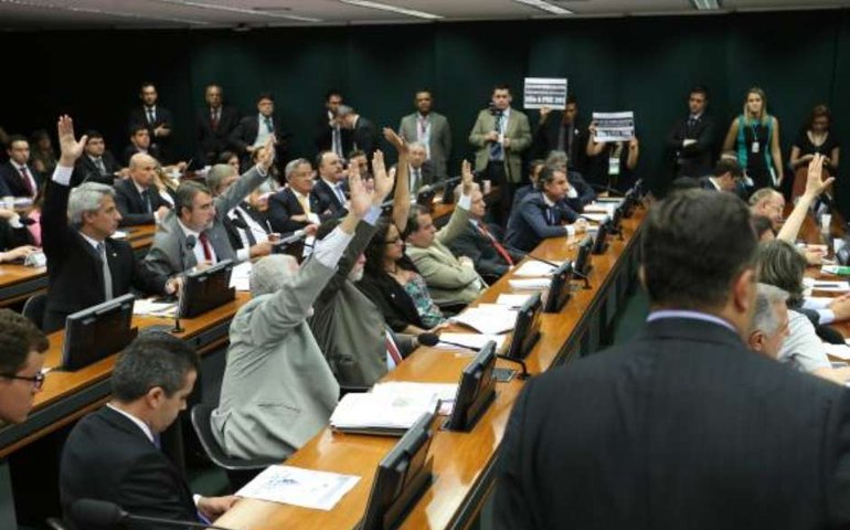Comissão aprova texto da PEC dos Gastos, que vai ao 2º turno