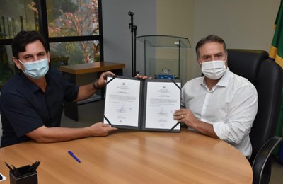 Marcelo Beltrão e governador Renan Filho assinam convênio para pavimentação de ruas em Coruripe