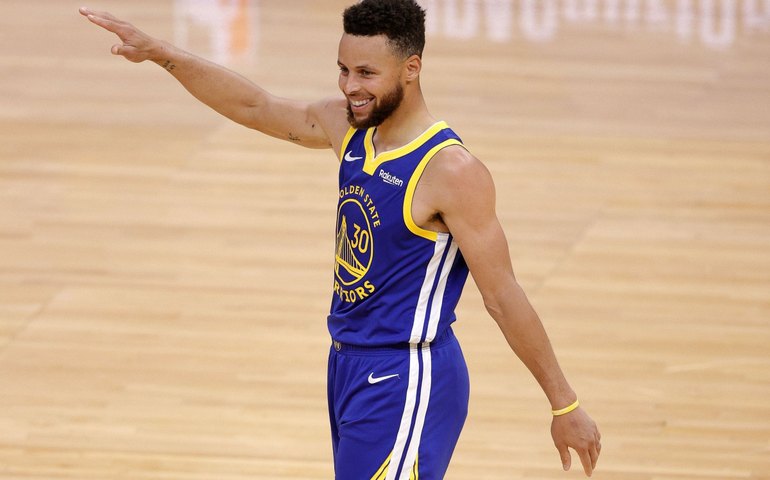 Jokic faz história e Denver Nuggets confirma vaga nos playoffs da NBA