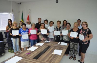 Grupo da terceira idade recebe certificados de conclusão do curso de Informática Inicial com Internet realizado no Senac  
