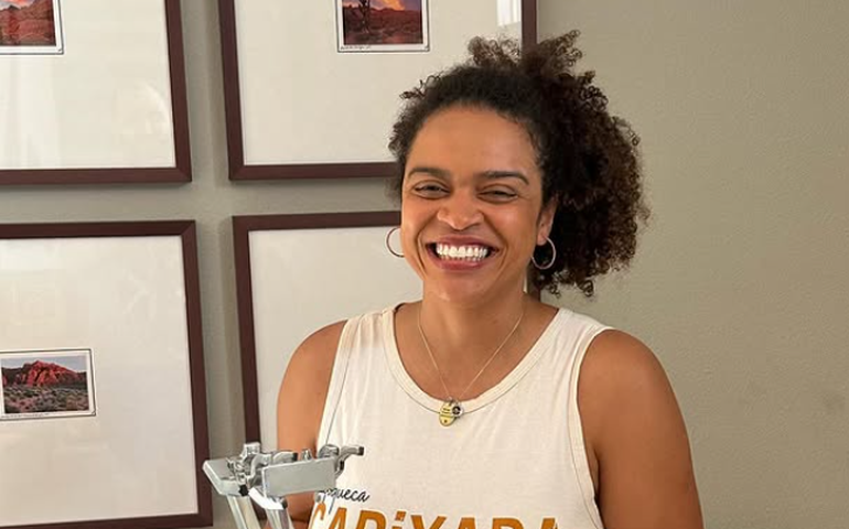 Cineasta brasileira detida pela imigração dos EUA é transferida e poderá receber visita