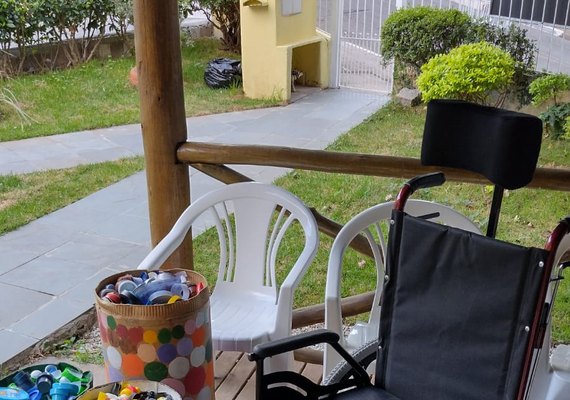 Como tampas plásticas se transformam em cadeiras de rodas adaptadas