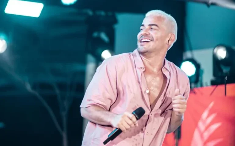 Cotado para o BBB 26, Thiago Martins curte férias no Espírito Santo: 'Vou ficar aqui na praia'