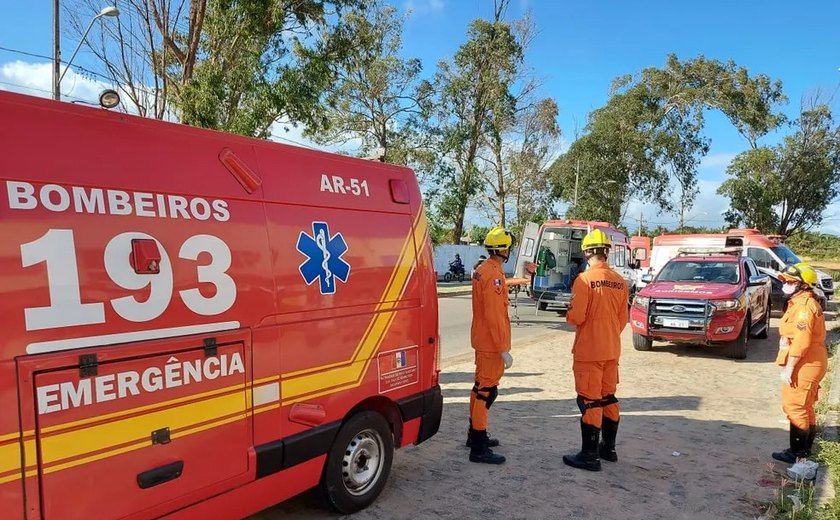 Cinco pessoas são resgatadas pelos Bombeiros na Barra Nova na noite deste sábado