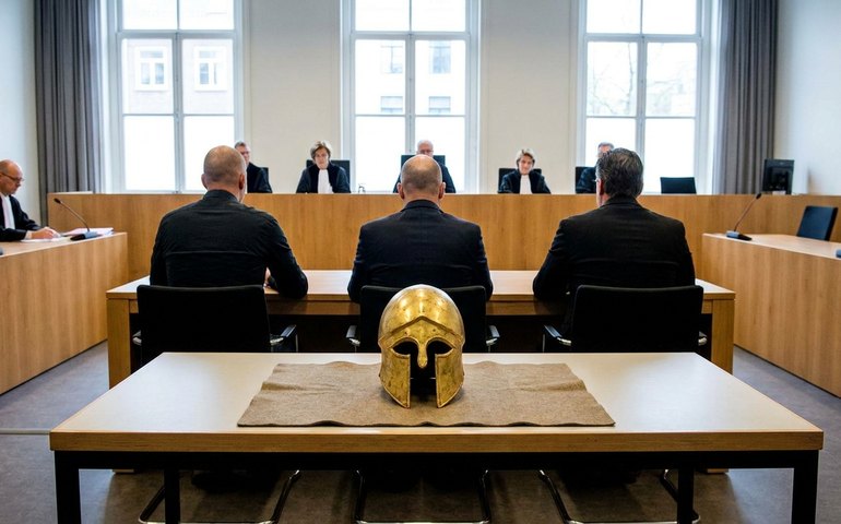 Justiça holandesa condena três homens à prisão pelo roubo de um capacete de ouro milenar; entenda