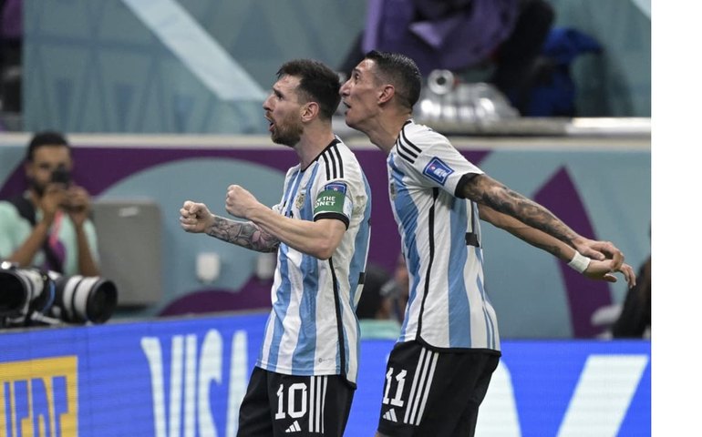 Torcida VIP: mulheres dos jogadores da Argentina agitam as redes no jogo contra o Chile