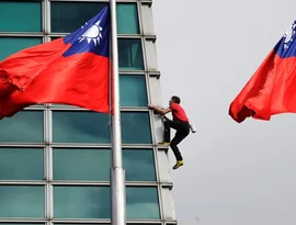 Alpinista americano Alex Honnold atinge o topo do arranha-céu Taipei 101 sem cordas