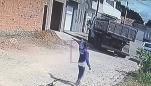 Cachorro é atropelado por caçamba e chutado antes de morrer em Ribeirópolis