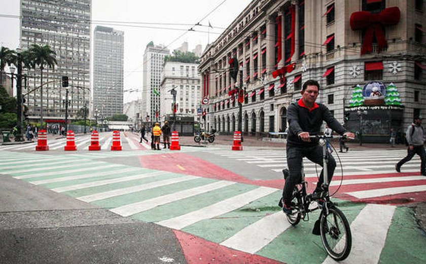 &#8216;Sexta sem Carro&#8217; fecha ruas do centro de SP para carros e motos