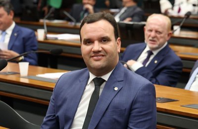 Membro da Comissão Mista, deputado Luciano Amaral comemora aprovação do projeto do piso da Enfermagem