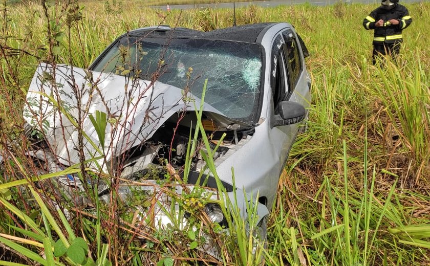 Motorista de Celta capota e bate em poste na BR-101