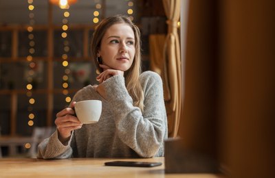 Do anticoncepcional à menopausa: como os hormônios femininos também influenciam a visão