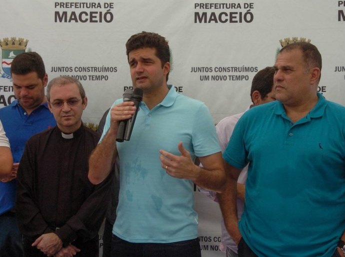 Rui assina ordem de serviço para reforma da Praça Lucena Maranhão