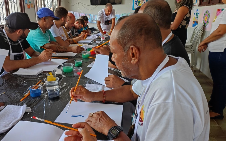 Usuários do CAPS de Penedo participam de oficina de pintura do Projeto Nise em Cores e Formas