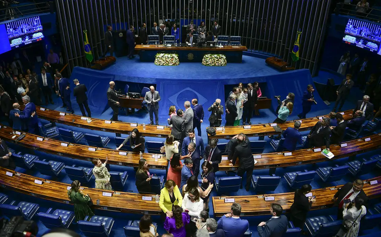 Com PL do governo concorrente na Câmara, Senado adia votação sobre devedor contumaz