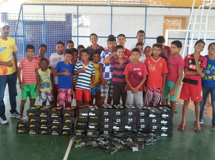 Prefeitura de Campo Alegre entrega material esportivo a adolescentes de Luziápolis