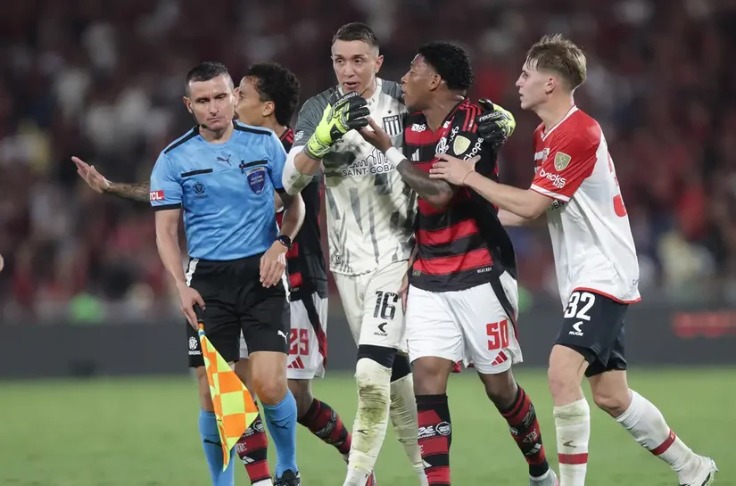Conmebol anula 2º amarelo e libera Plata para defender o Flamengo