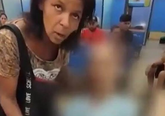 Mulher que levou idoso morto a banco passa por audiência de custódia