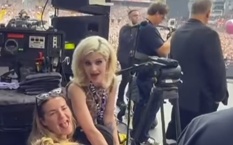 Kelly Osbourne é pedida em casamento por Sid Wilson em show de despedida do Black Sabbath