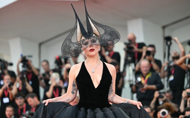 Designer do chapéu de Lady Gaga, em Veneza, tem criações surrealistas e veste até a rainha; conheça