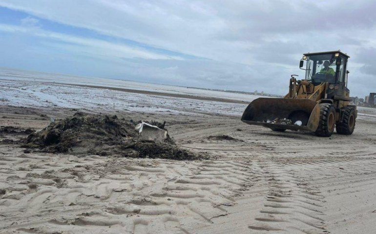 Prefeitura de Maceió recolhe mais de 600 toneladas de lixo na Praia da Avenida