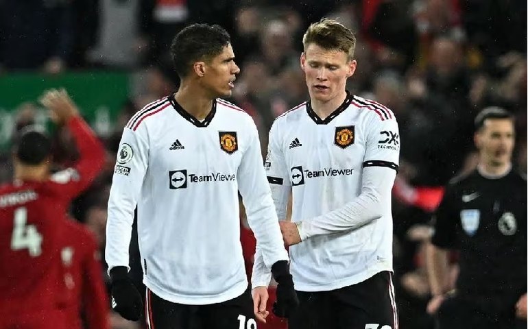 Atletas do United são submetidos a sessões com imagens da surra para o Liverpool