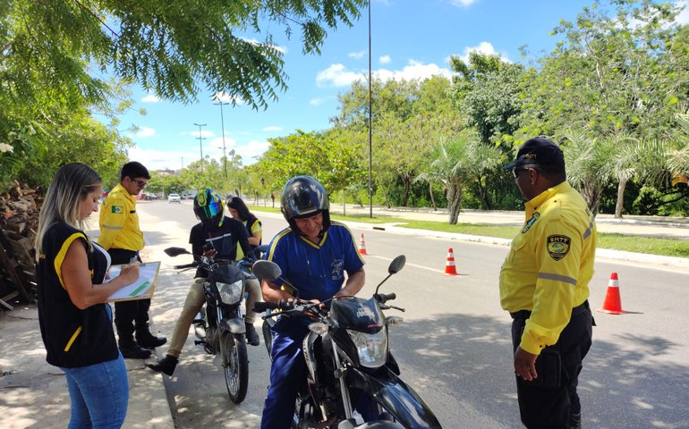 Blitz educativa da SMTT Arapiraca flagra irregularidades e orienta condutores no Bosque das Arapiracas