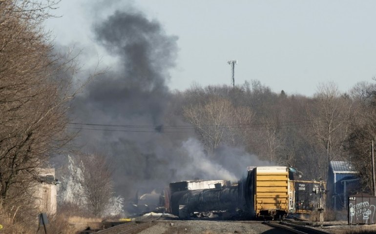 Trem carregado de produtos tóxicos descarrila em Ohio; contaminação preocupa