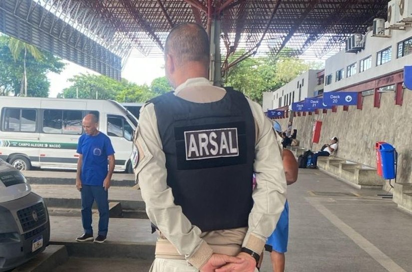 Agentes da Arsal prestam apoio à vítima de mal súbito no terminal rodoviário