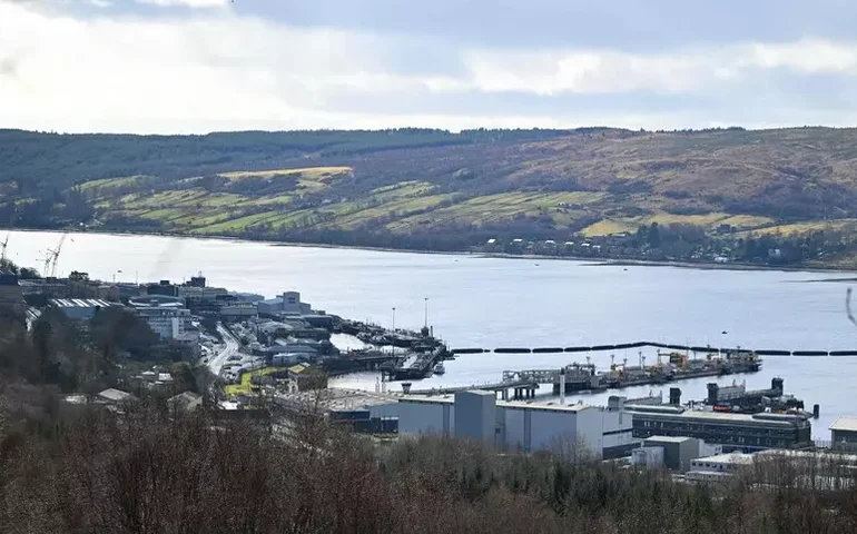 Iraniano é preso ao tentar invadir base naval no Reino Unido