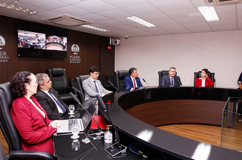 Instituições e membros da sociedade civil debatem o Plano Pena Justa em AL