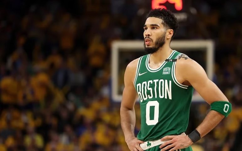 Jayson Tatum revela que disputou plaoffs da NBA pelo Boston com pulso fraturado
