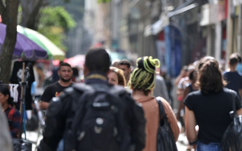 Diretores e gerentes negros ganham 34% menos que brancos, revela IBGE