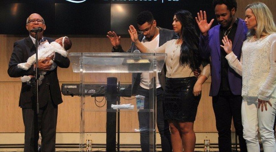 Maria Victória sendo apresentada na igreja