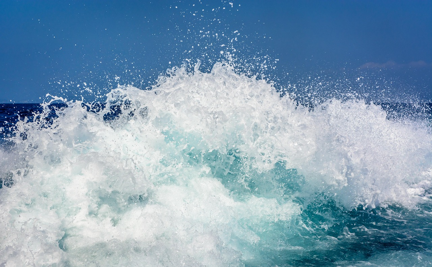 Ondas de até 2,5 metros atingem litoral de Alagoas e Bahia, alerta Marinha