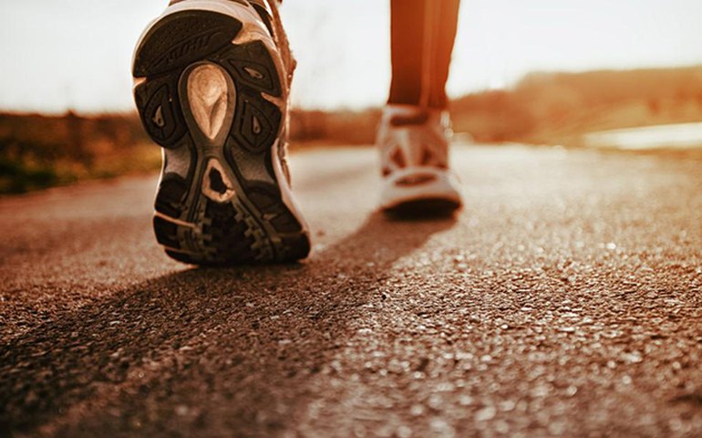 O que é caminhada de gorila: o exercício que está conquistando o mundo, melhorando a força e o equilíbrio