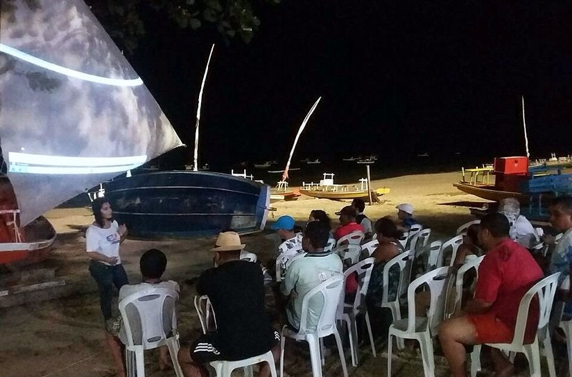 Cine Rua volta a exibir filmes em jangada para população de rua