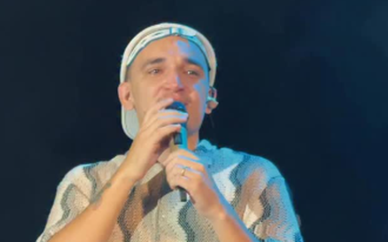 João Gomes reencontra professora na plateia de show, se emociona e agradece