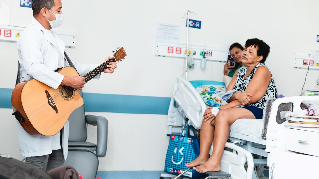 Projeto Tocando Corações leva música a pacientes internados no Hospital Metropolitano de Alagoas