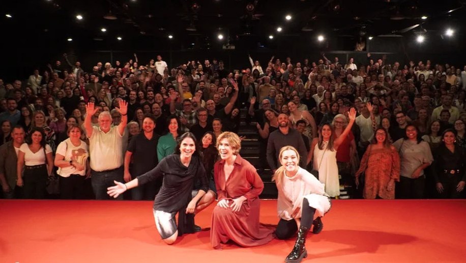 Júlia Rabello, Maria Clara Gueiros e Priscila Castello Branco chegam a Maceió com o espetáculo “Agora é que são elas”