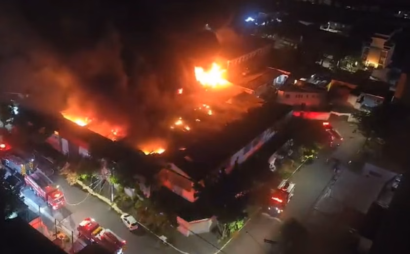 Incêndio de grandes proporções atinge fábrica de isolantes térmicos na zona sul de SP