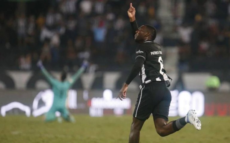 Botafogo obtém virada no final sobre Fortaleza e John Textor festeja com torcida