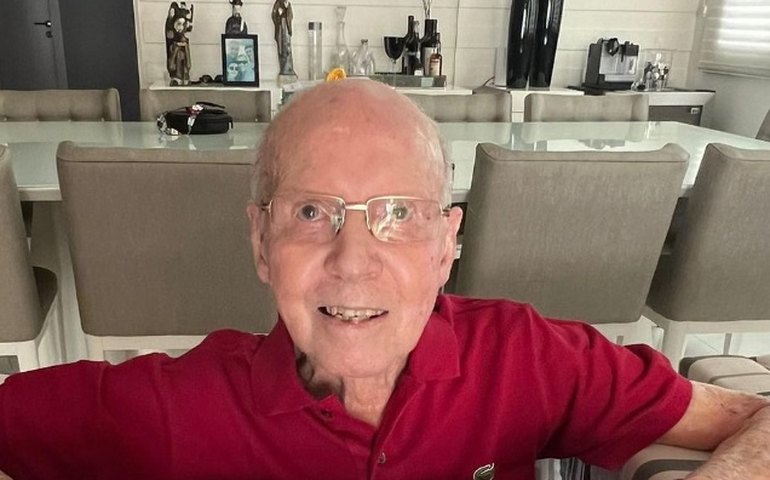 Zagallo respira sem ajuda de aparelhos e seu estado de saúde é estável, segundo boletim